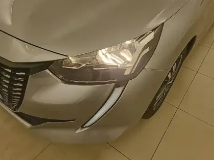Photo 15 Peugeot 208  PureTech 130 S&S EAT8