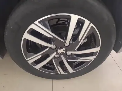 Photo 12 Peugeot 208  PureTech 130 S&S EAT8