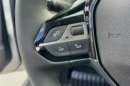 Photo 9 Peugeot 208  Hybrid 110 ch e-DCS6
