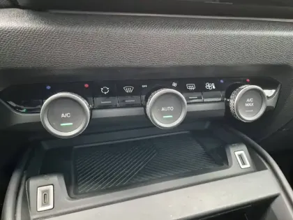 Photo 14 Citroën C4 e- 136 ch Automatique