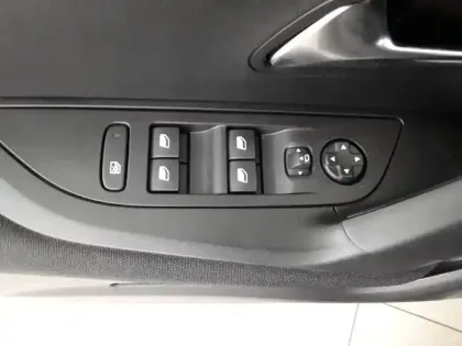 Photo 19 Peugeot 2008  PureTech 100 S&S BVM6