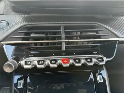 Photo 12 Peugeot 2008  Hybrid 145 e-DCS6 Allure