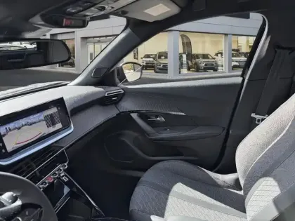 Photo 24 Peugeot 2008  Hybrid 145 e-DCS6 Allure