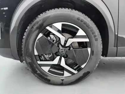 Photo 14 Peugeot 2008  Hybrid 136 e-DCS6 Allure