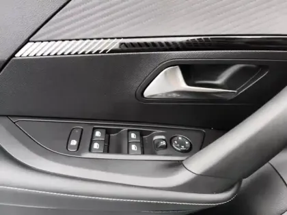 Photo 19 Peugeot 2008  Hybrid 136 e-DCS6 Allure