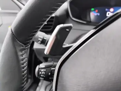Photo 16 Peugeot 2008  Hybrid 136 e-DCS6 Allure