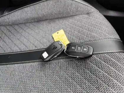 Photo 15 Peugeot 2008  Hybrid 136 e-DCS6 Allure