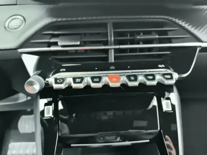 Photo 12 Peugeot 2008  Hybrid 136 e-DCS6 Allure