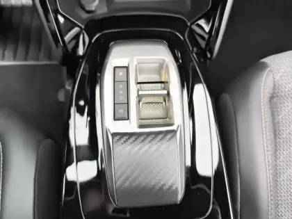 Photo 23 Peugeot 2008  Hybrid 136 e-DCS6 Allure