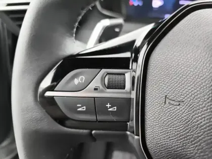 Photo 18 Peugeot 2008  Hybrid 136 e-DCS6 Allure
