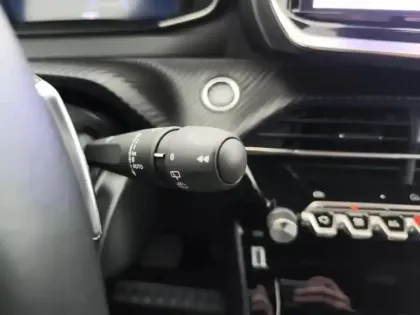 Photo 17 Peugeot 2008  Hybrid 136 e-DCS6 Allure