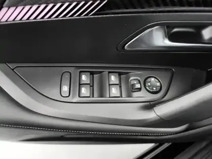 Photo 19 Peugeot 2008  Hybrid 136 e-DCS6 Allure
