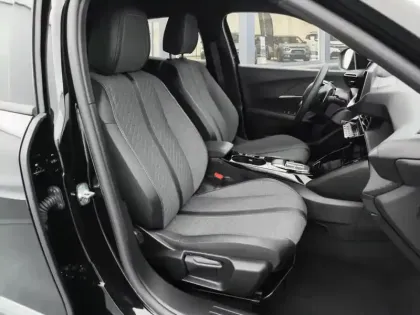 Photo 8 Peugeot 2008  Hybrid 136 e-DCS6 Allure