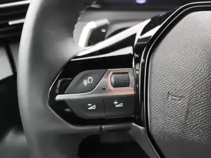 Photo 18 Peugeot 2008  Hybrid 136 e-DCS6 Allure