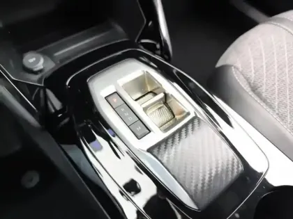 Photo 23 Peugeot 2008  Hybrid 136 e-DCS6 Allure