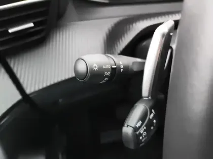 Photo 16 Peugeot 2008  Hybrid 136 e-DCS6 Allure