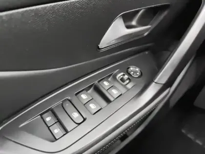 Photo 19 Peugeot 408  Hybrid 136 e-DCS6 GT