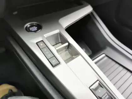 Photo 23 Peugeot 408  Hybrid 136 e-DCS6 GT