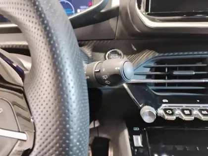 Photo 17 Peugeot 208  Hybrid 145 ch e-DCS6 GT