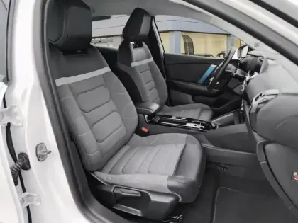 Photo 8 Citroën C4 e- 136 ch Automatique Feel Pack
