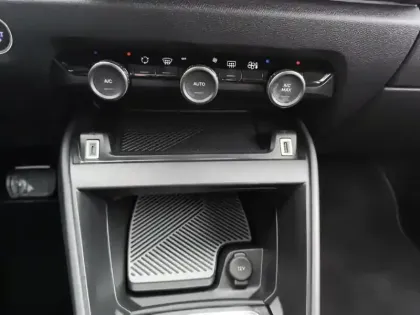 Photo 12 Citroën C4 e- 136 ch Automatique Feel Pack