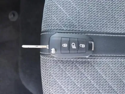 Photo 14 Peugeot 208  1.2 Hybrid 110ch Allure e-DCS6