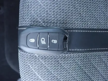 Photo 14 Peugeot 208  1.2 Hybrid 110ch Allure e-DCS6