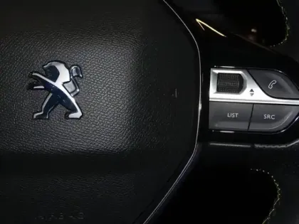 Photo 13 Peugeot 208  1.2 PureTech 100ch S&S GT Line