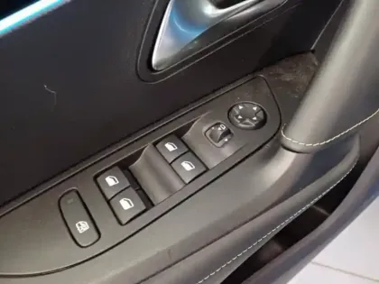 Photo 12 Peugeot 2008  1.2 PureTech 130ch S&S GT Pack EAT8