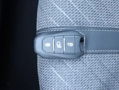 Photo 14 Peugeot 208  1.2 Hybrid 110ch Allure e-DCS6