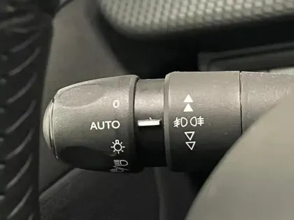 Photo 8 Peugeot 2008  1.2 PureTech 82ch E6.c Signature S&S