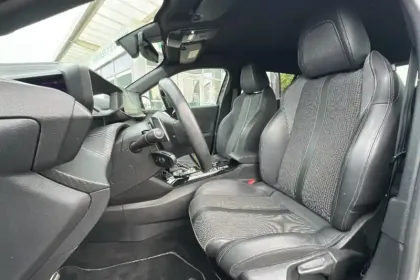 Photo 8 Peugeot 2008  PureTech 130 S&S EAT8