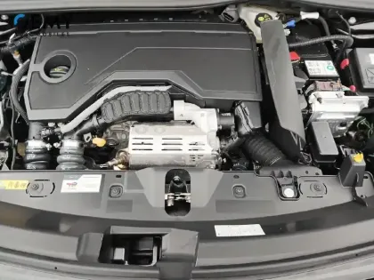 Photo 33 Peugeot 2008  Hybrid 145 e-DCS6