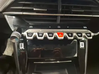 Photo 16 Peugeot 208  Hybrid 100 e-DCS6