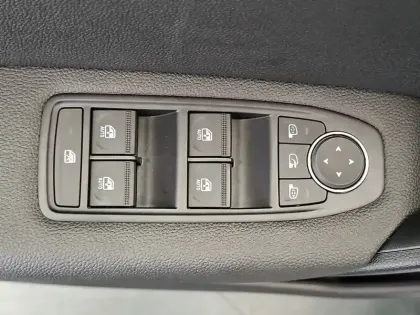 Photo 29 Renault Captur  TCe 140 EDC - 21