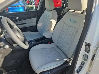 Photo 8 Fiat 600  1.2 Hybrid 100ch La Prima DCT6