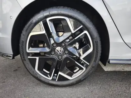 Photo 11 Volkswagen Golf  1.5 eTSI EVO2 150ch R-Line Edition DSG7