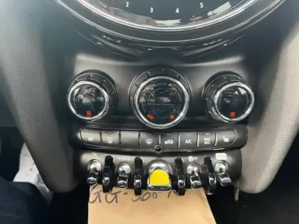 Photo 8 Mini Mini  Cooper SE 184ch Yours BVA 5CV