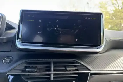 Photo 23 Peugeot 2008  Hybrid 145 e-DCS6