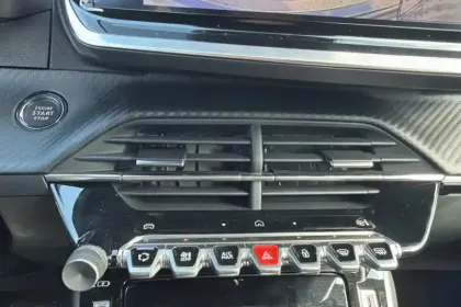 Photo 28 Peugeot 2008  Hybrid 145 e-DCS6