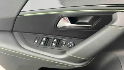 Photo 33 Peugeot 2008  PureTech 130 S&S BVM6