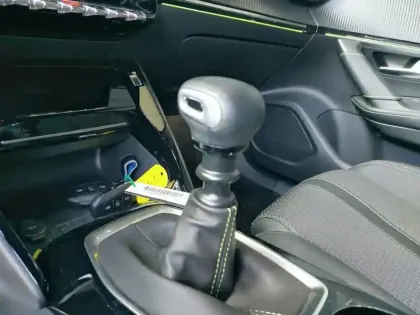 Photo 13 Peugeot 2008  PureTech 130 S&S BVM6