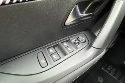 Photo 19 Peugeot 2008  Electrique 54 kWh 156 ch
