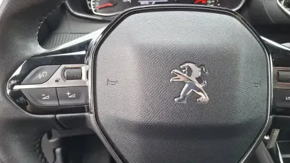 Photo 27 Peugeot 2008  PureTech 100 S&S BVM6