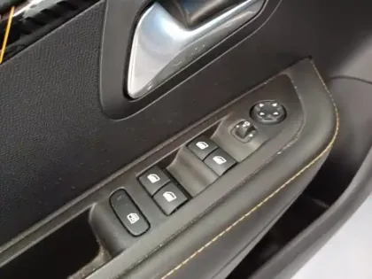 Photo 11 Peugeot 208  e- 136ch Roadtrip