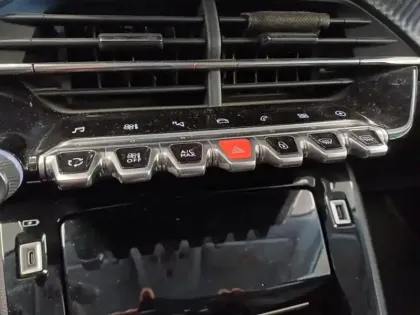 Photo 13 Peugeot 208  e- 136ch Roadtrip