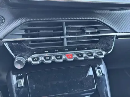 Photo 18 Peugeot 2008  PureTech 130 S&S EAT8