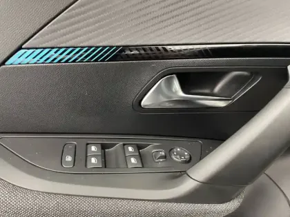 Photo 31 Peugeot 2008  PureTech 100 S&S BVM6