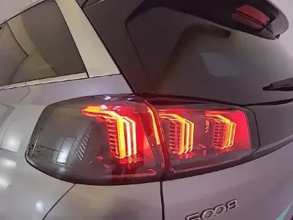 Photo 16 Peugeot 5008  Hybrid 136 e-DCS6