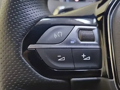 Photo 28 Peugeot 5008  Hybrid 136 e-DCS6